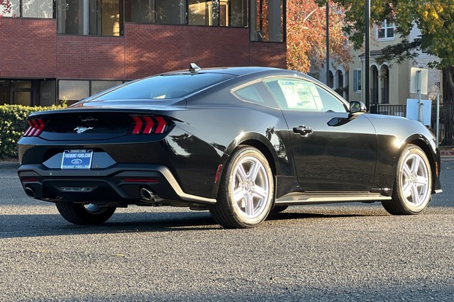 Ford Mustang Vehicle Full-screen Gallery Image 03