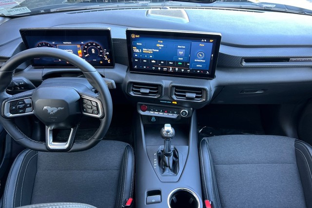 Ford Mustang Vehicle Full-screen Gallery Image 13