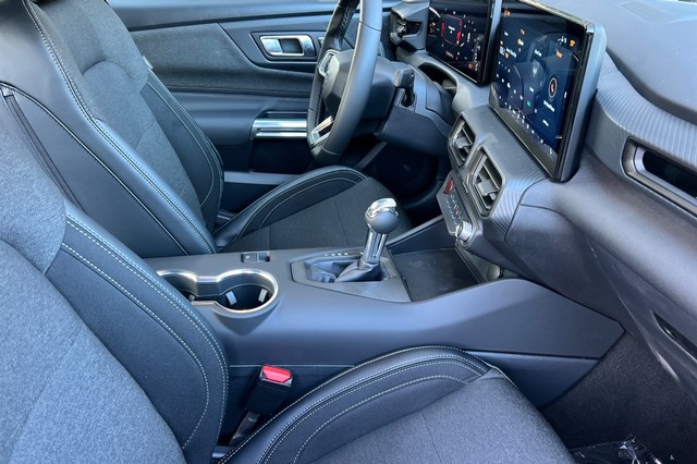 Ford Mustang Vehicle Full-screen Gallery Image 15