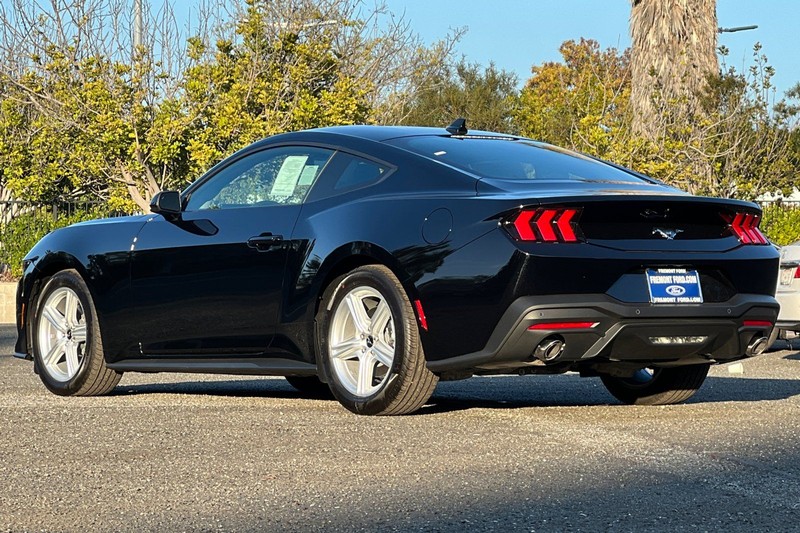 Ford Mustang Vehicle Full-screen Gallery Image 05