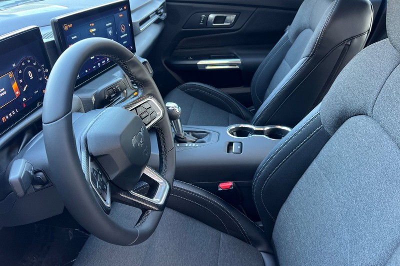 Ford Mustang Vehicle Full-screen Gallery Image 09