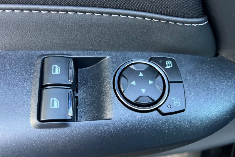 Ford Mustang Vehicle Full-screen Gallery Image 10