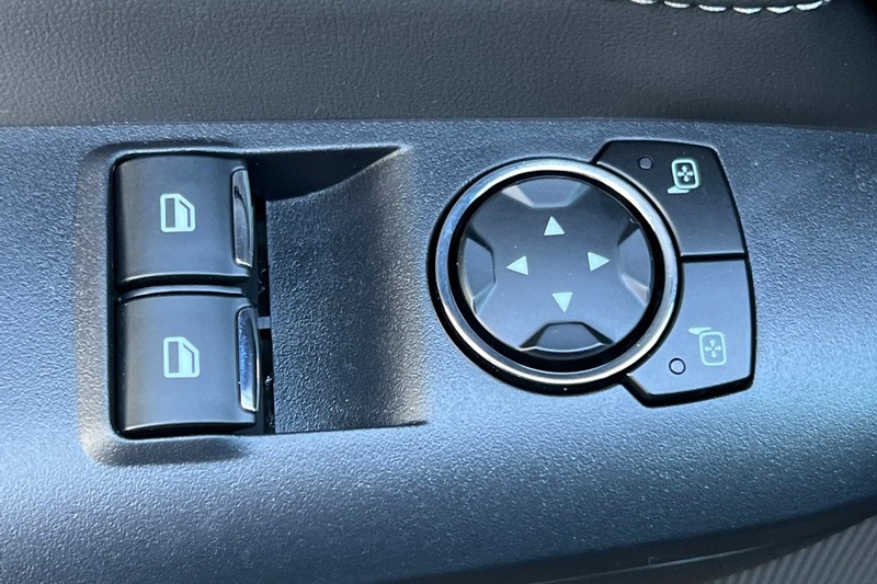 Ford Mustang Vehicle Full-screen Gallery Image 11