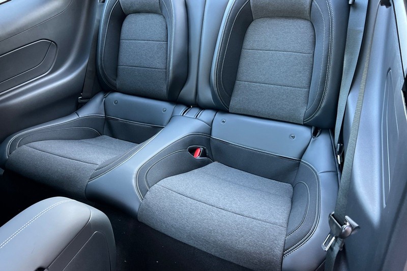 Ford Mustang Vehicle Full-screen Gallery Image 12