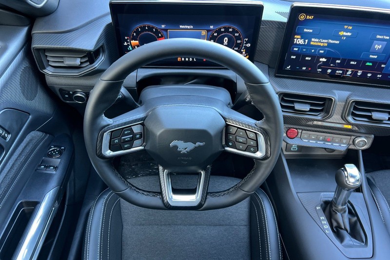 Ford Mustang Vehicle Full-screen Gallery Image 14