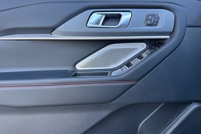 Ford Explorer Vehicle Full-screen Gallery Image 10