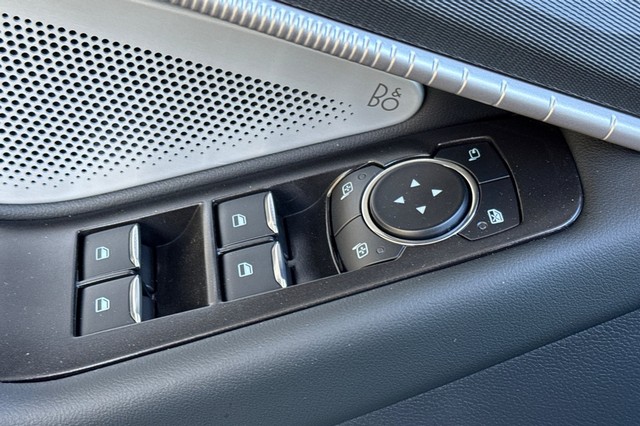 Ford Explorer Vehicle Full-screen Gallery Image 11