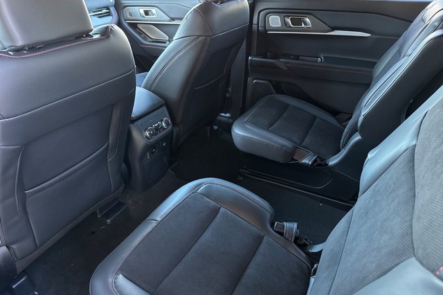 Ford Explorer Vehicle Full-screen Gallery Image 12