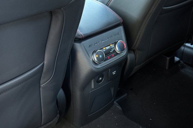 Ford Explorer Vehicle Full-screen Gallery Image 13