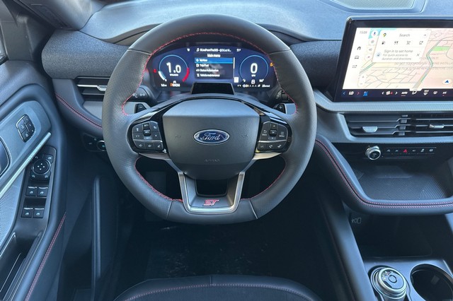 Ford Explorer Vehicle Full-screen Gallery Image 15