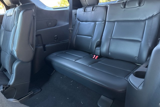 Ford Explorer Vehicle Full-screen Gallery Image 16