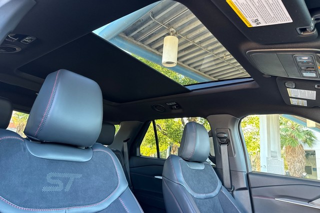 Ford Explorer Vehicle Full-screen Gallery Image 19