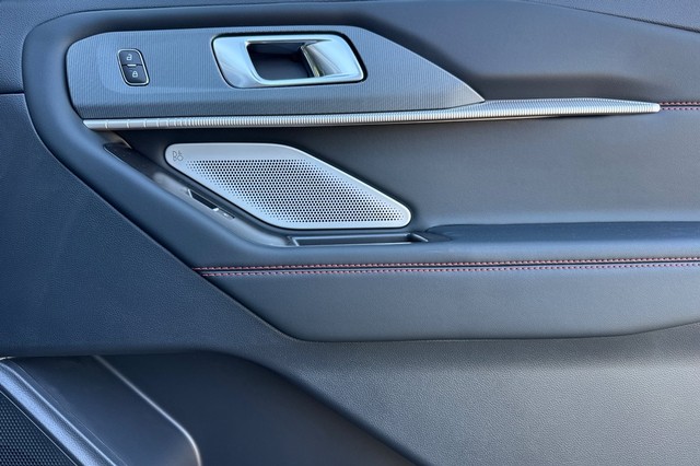 Ford Explorer Vehicle Full-screen Gallery Image 20