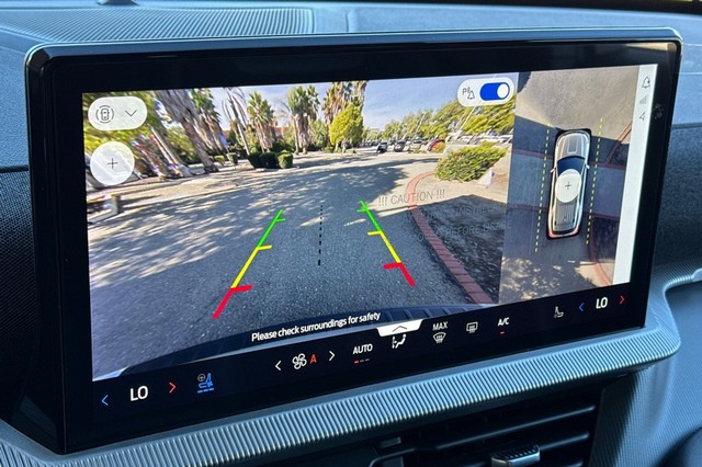 Ford Explorer Vehicle Full-screen Gallery Image 24