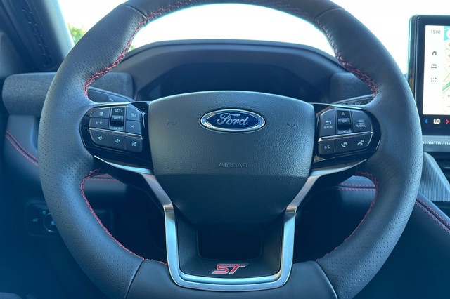 Ford Explorer Vehicle Full-screen Gallery Image 28