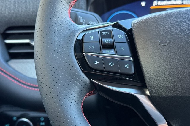 Ford Explorer Vehicle Full-screen Gallery Image 29