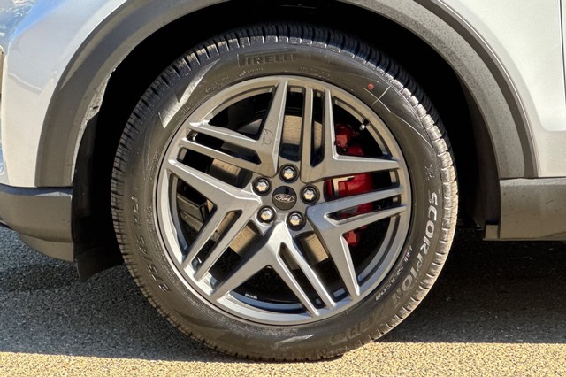 Ford Explorer Vehicle Full-screen Gallery Image 33