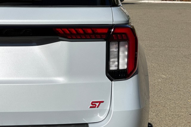 Ford Explorer Vehicle Full-screen Gallery Image 34