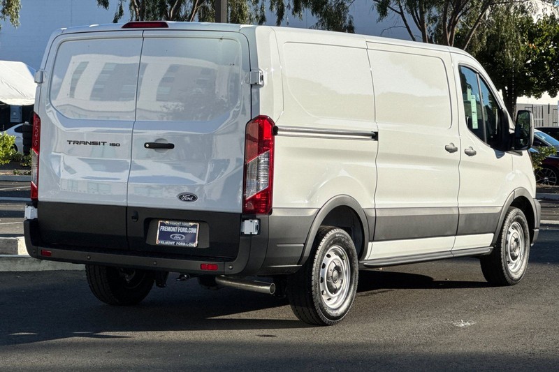 Ford Transit-150 Vehicle Full-screen Gallery Image 03