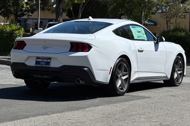 Ford Mustang Vehicle Full-screen Gallery Image 03