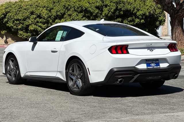 Ford Mustang Vehicle Full-screen Gallery Image 05