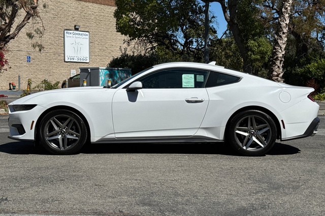 Ford Mustang Vehicle Full-screen Gallery Image 06
