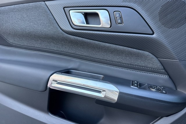 Ford Mustang Vehicle Full-screen Gallery Image 10