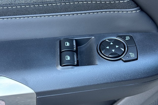 Ford Mustang Vehicle Full-screen Gallery Image 11