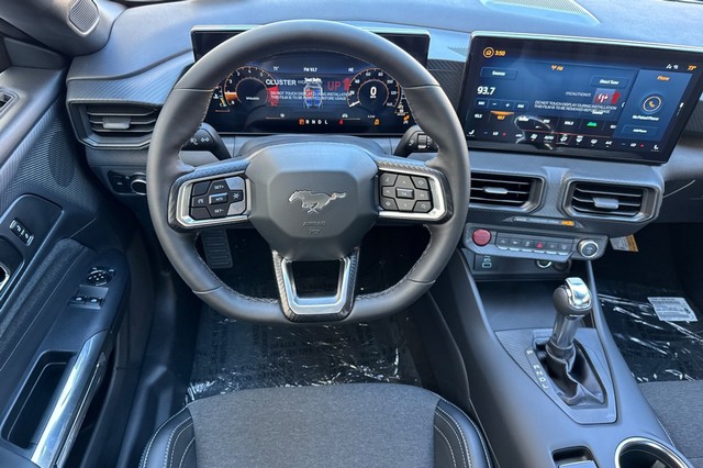 Ford Mustang Vehicle Full-screen Gallery Image 15