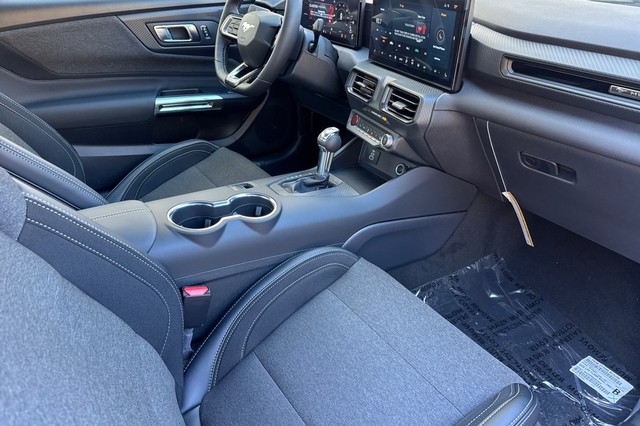 Ford Mustang Vehicle Full-screen Gallery Image 16