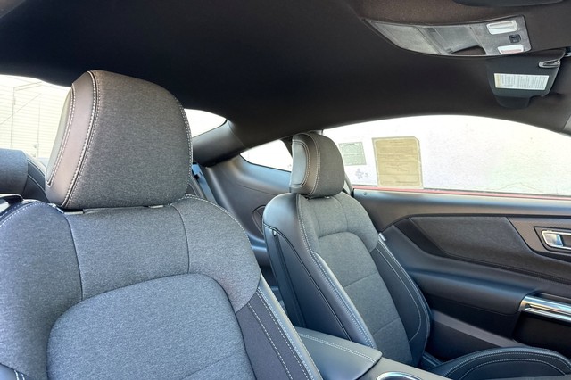 Ford Mustang Vehicle Full-screen Gallery Image 17