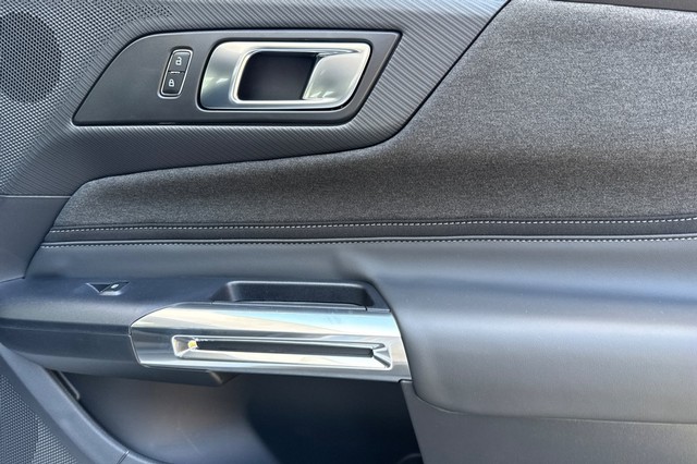 Ford Mustang Vehicle Full-screen Gallery Image 18