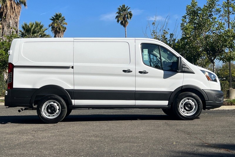 Ford Transit-150 Vehicle Full-screen Gallery Image 02