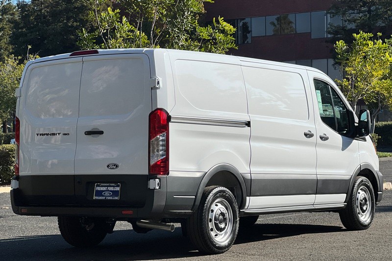 Ford Transit-150 Vehicle Full-screen Gallery Image 03