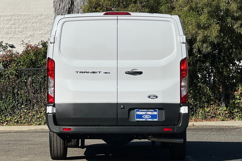 Ford Transit-150 Vehicle Full-screen Gallery Image 04