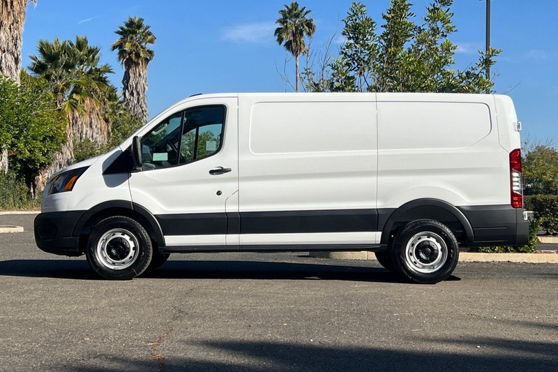 Ford Transit-150 Vehicle Full-screen Gallery Image 06