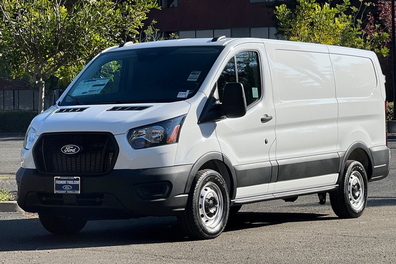 Ford Transit-150 Vehicle Full-screen Gallery Image 07