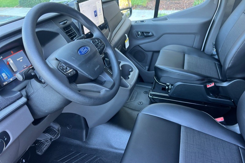 Ford Transit-150 Vehicle Full-screen Gallery Image 09