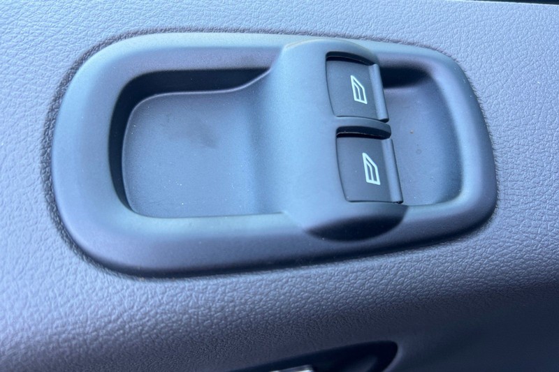 Ford Transit-150 Vehicle Full-screen Gallery Image 10