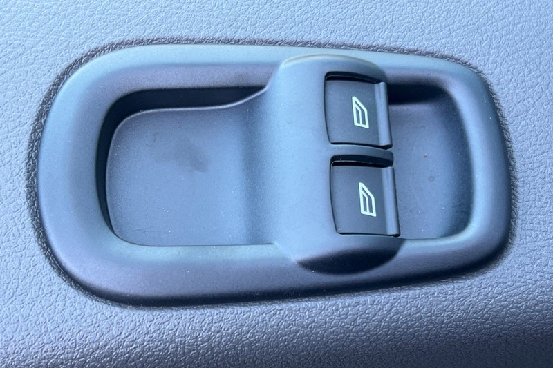 Ford Transit-150 Vehicle Full-screen Gallery Image 11