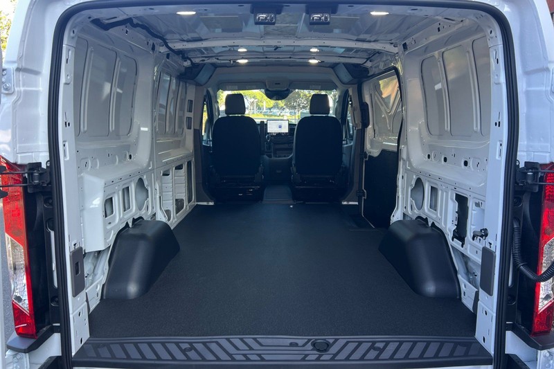 Ford Transit-150 Vehicle Full-screen Gallery Image 14