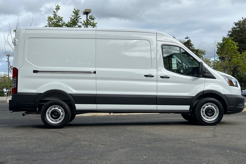 Ford Transit-250 Vehicle Full-screen Gallery Image 02