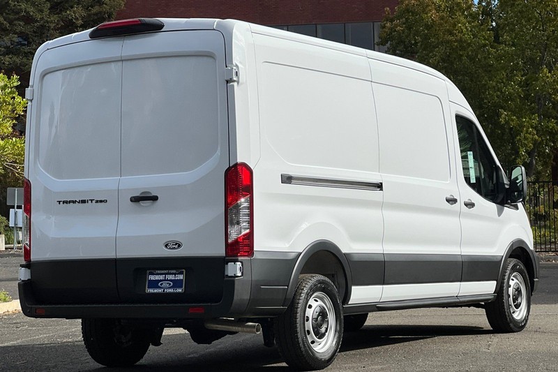 Ford Transit-250 Vehicle Full-screen Gallery Image 03