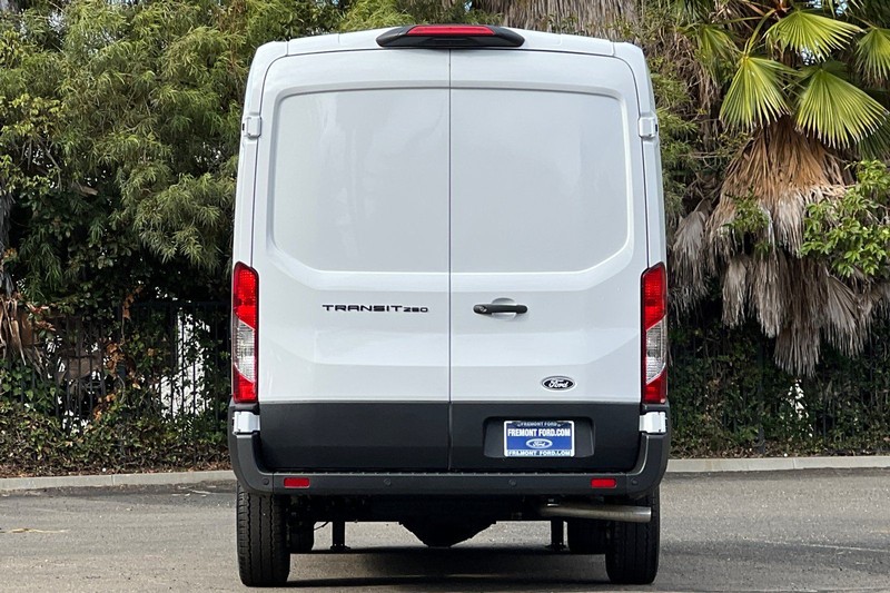 Ford Transit-250 Vehicle Full-screen Gallery Image 04