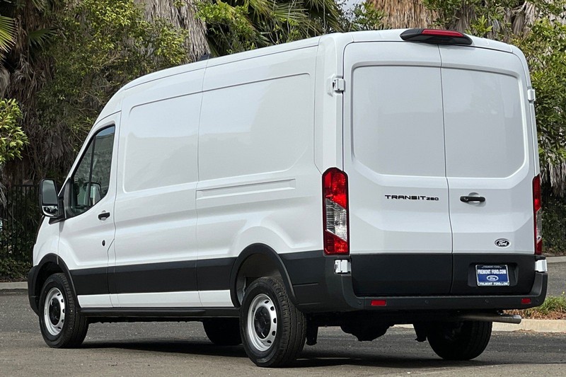 Ford Transit-250 Vehicle Full-screen Gallery Image 05