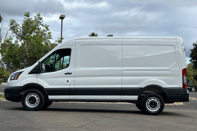 Ford Transit-250 Vehicle Full-screen Gallery Image 06