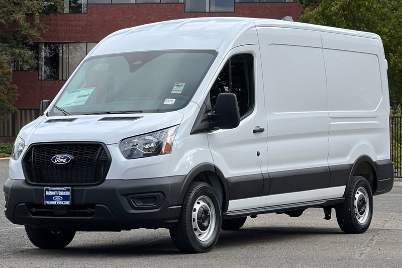 Ford Transit-250 Vehicle Full-screen Gallery Image 07