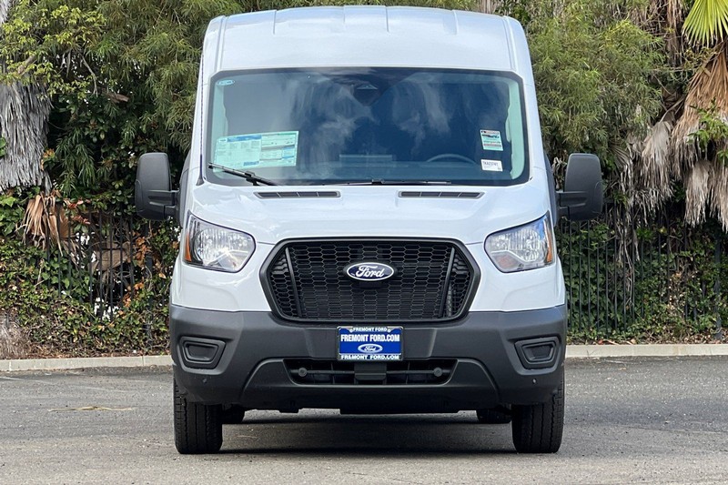 Ford Transit-250 Vehicle Full-screen Gallery Image 08