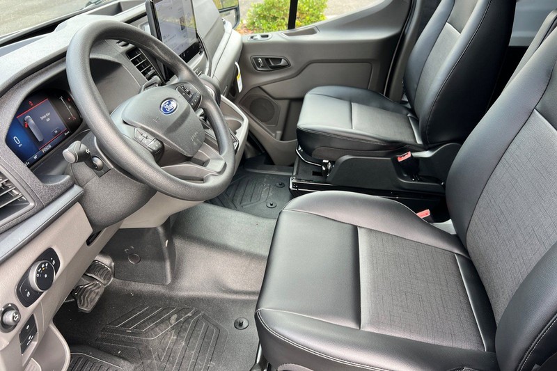 Ford Transit-250 Vehicle Full-screen Gallery Image 09