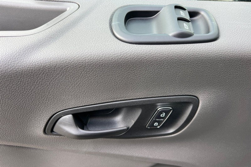 Ford Transit-250 Vehicle Full-screen Gallery Image 10